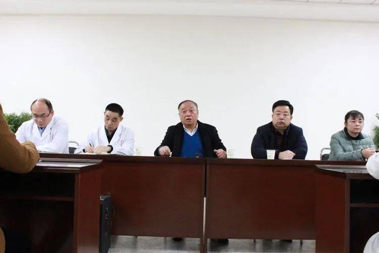 会议由朱兴林书记主持,朱书记首先向全体职工宣布了