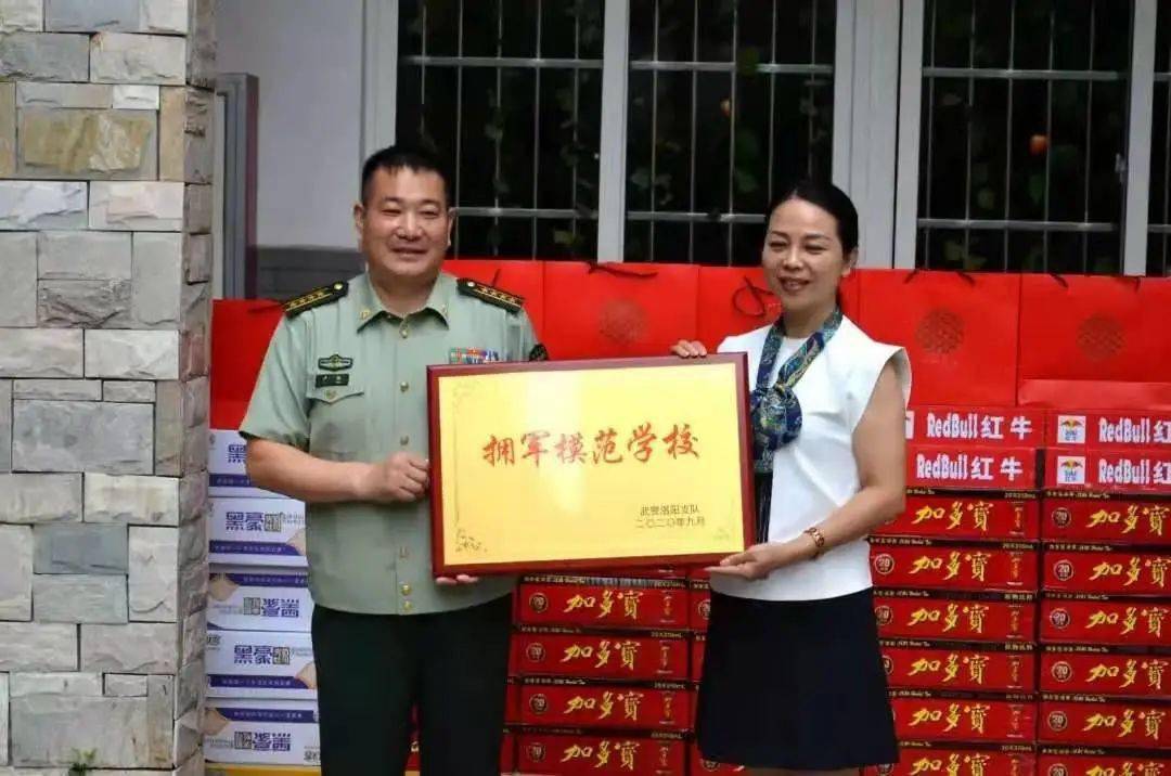 9月10日,在第36个教师节来临之际,武警洛阳支队卢刚支队长来到学校