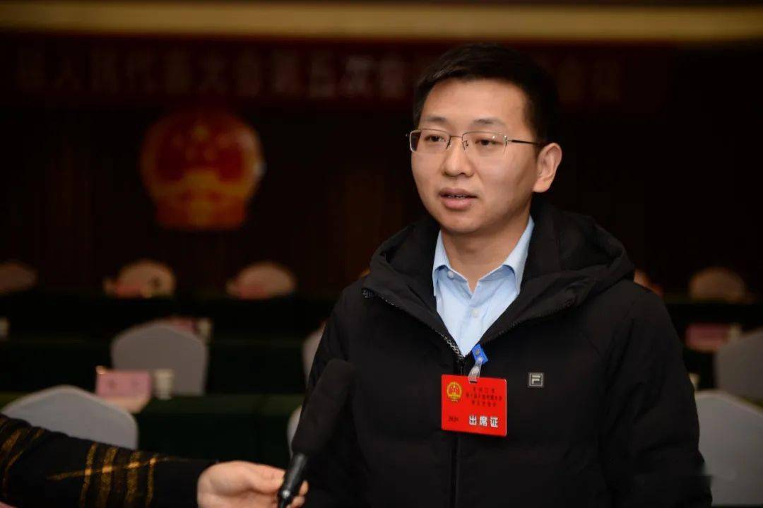 市人大代表张龙海说,《政府工作报告》提出,要突出工业立市,产业强市