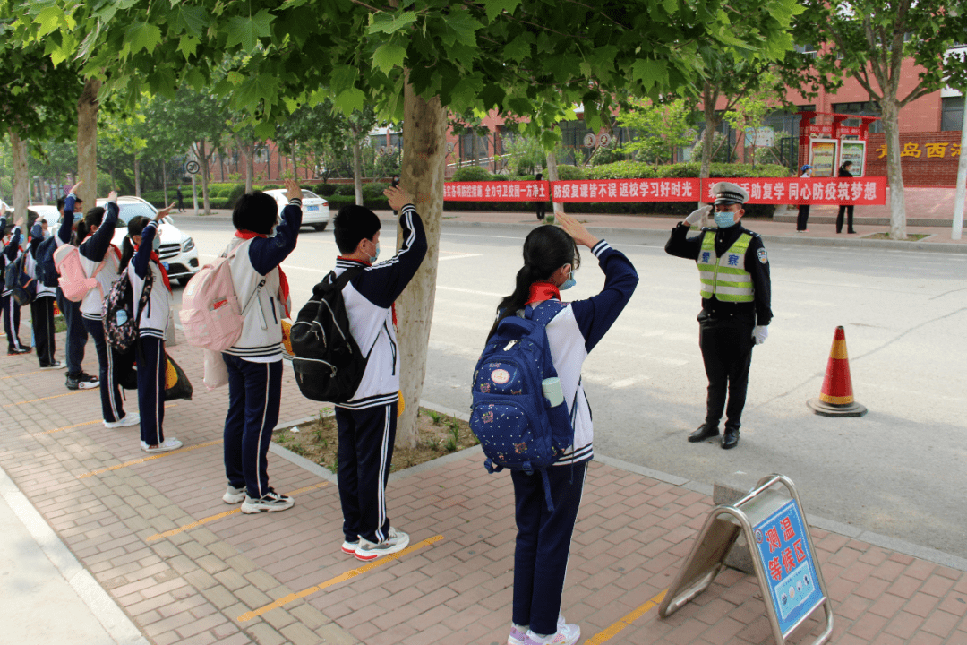 学校要求赤脚上学图片