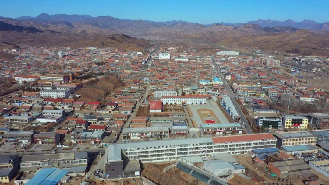 如今,马兰峪镇这个金银器小镇已经有金银器加工厂30余家,家庭作坊50