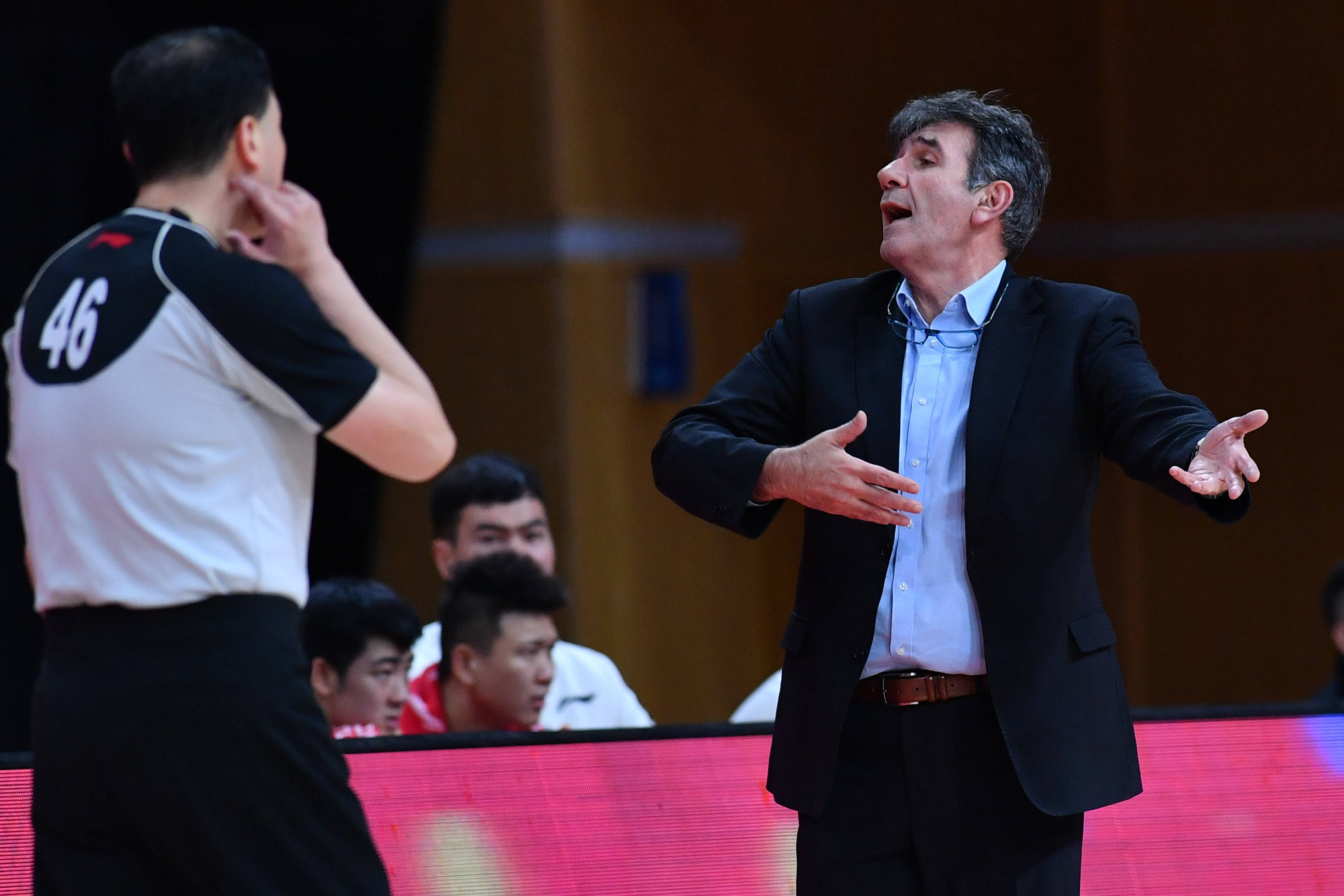 12月30日,主裁判叶楠(左)在比赛中.