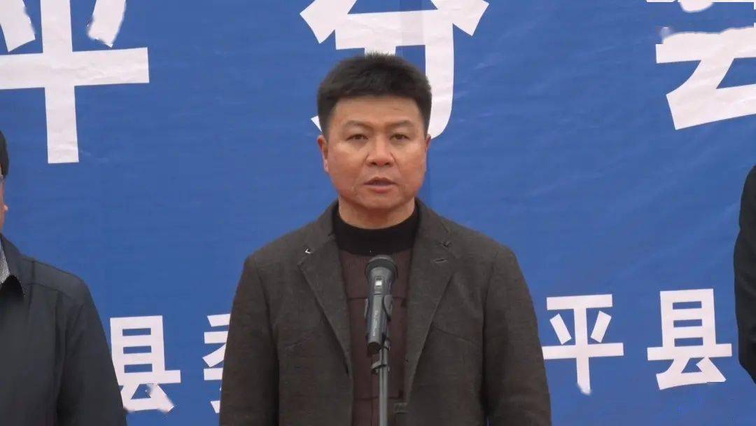 仪式上,县委书记晋洪江宣布项目集中开工