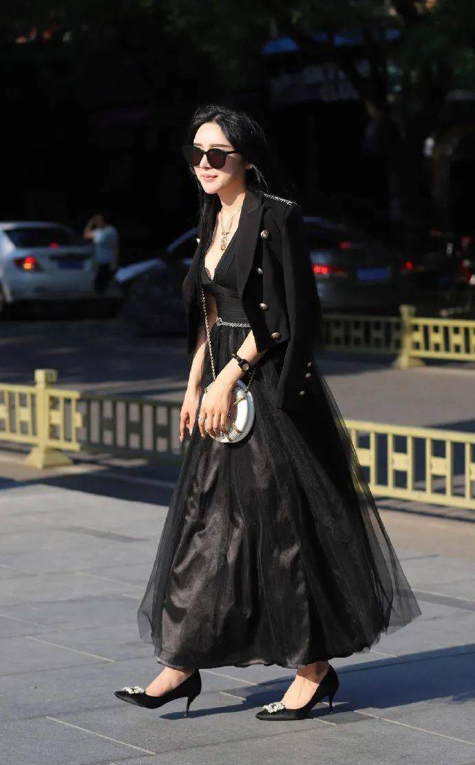 黑纱v领长裙确实漂亮但现在的气温穿有点太早了这下知道冷了吧