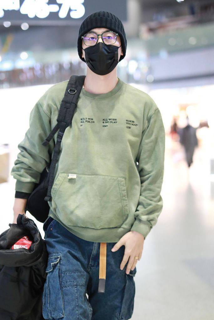 朱亚文戴着黑色毛线帽