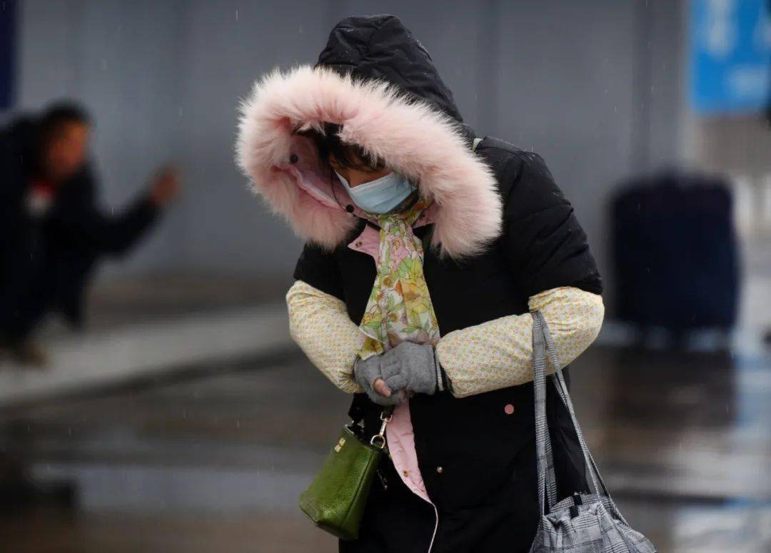 即便人们都穿上了厚重的衣服,气温也依旧低迷,万州不仅天气阴沉,雾气