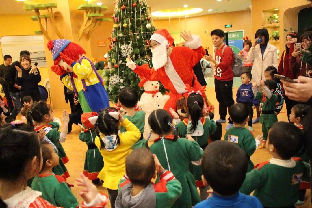 gymbo dance终于等来了圣诞老人啦辛苦了一个晚上于是他的精灵朋友都