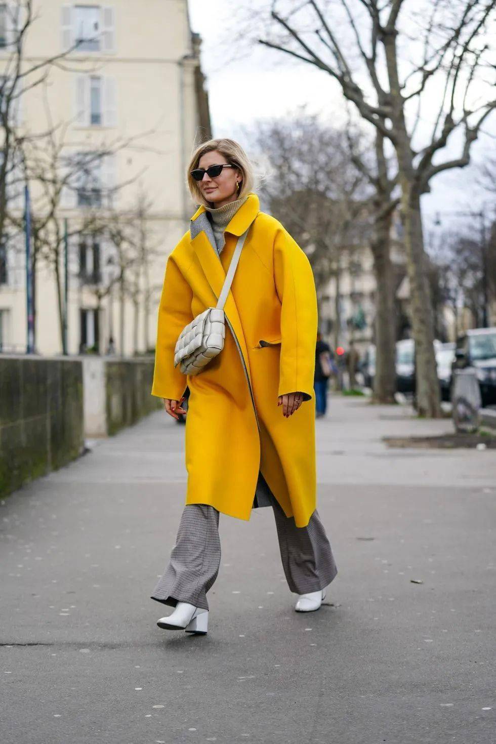 【虹歌时尚】冬季颜色搭配:2021流行色这么"黄"怎么穿?