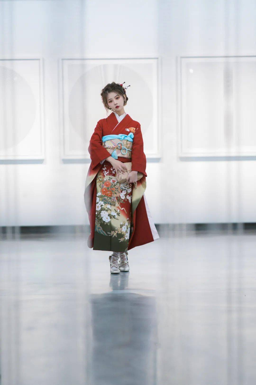 带上索尼微单alpha 7r iv 拍摄与现代展融合的和服人像