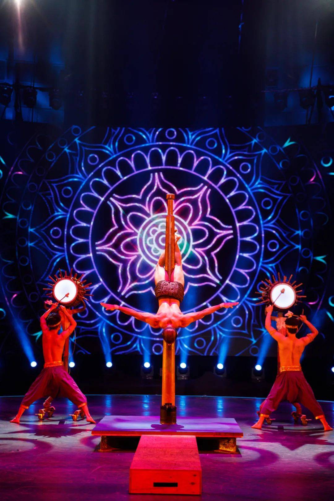 力与美的结合异国选手上演震撼傣秀