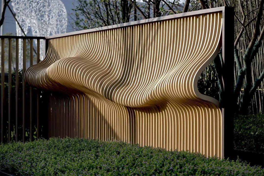 入口对景参数化格栅墙彰显项目的时尚个性之处,满足项目年轻客群审美