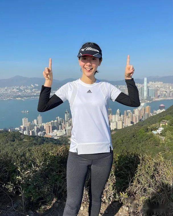 今年第一登!余香凝佗住b行 李施嬅狂影靓相