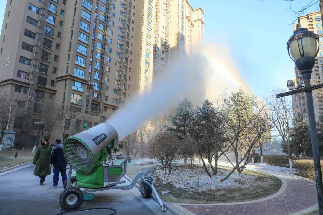 别人家的小区-龙园物业为小区居民人工降雪