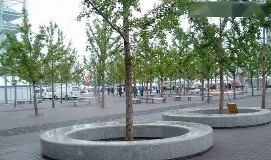 花岗岩树池石简单的就采用4根切角的长条石组成,将树坑包围,也有各种