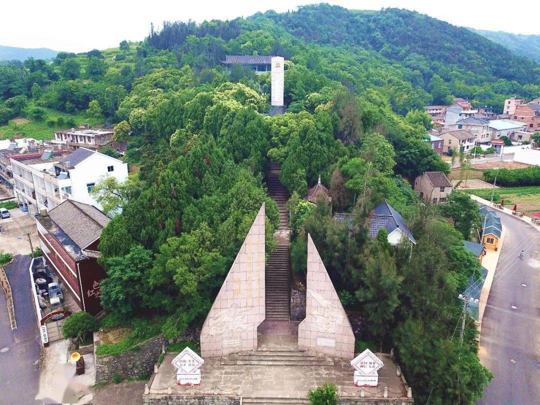 所在地,由西山下村和大地山村合并而成,坞根镇母亲河迴龙溪流经而过