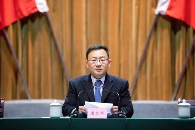 唐文辉代表县委,县政府,向受到表彰的全县劳动模范和先进工作者表示