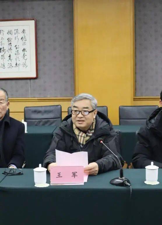 刘德增为齐鲁师范学院淄博校友会揭牌并与校友会会长王军互赠礼物
