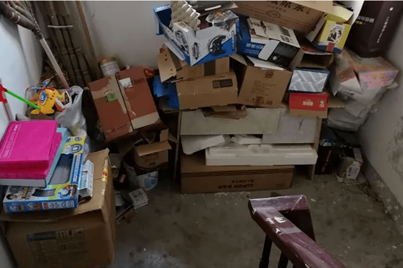 楼道是公共空间,占用楼道空间堆放杂物会带来火灾隐患.