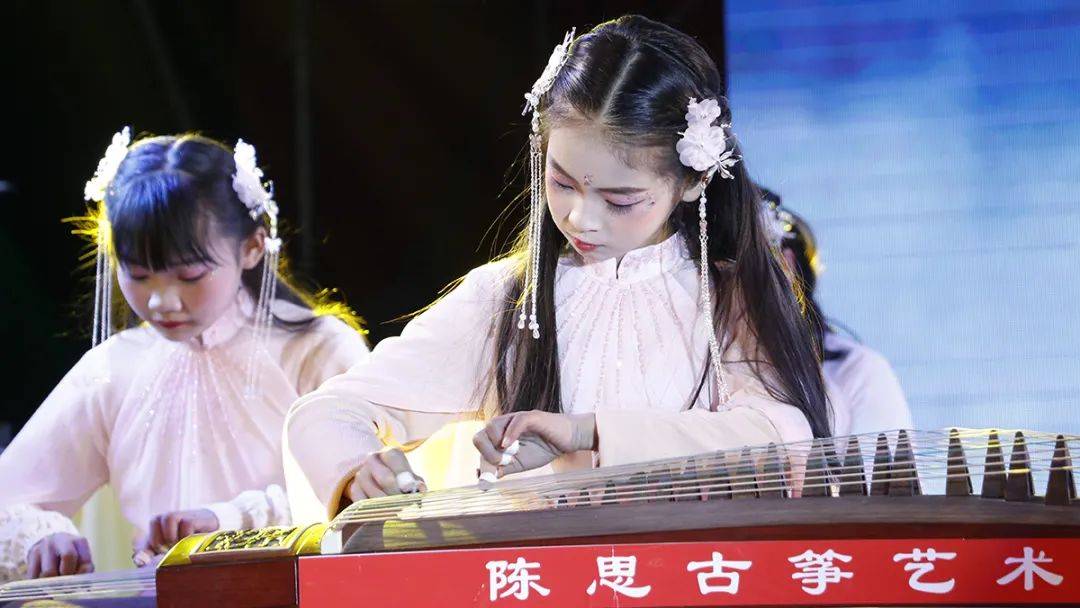 古筝演奏《大笑江湖》里,恰有侠骨柔情.