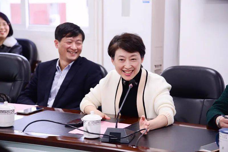 卢秀萍会长的发言围绕三个关键词展开"祝贺""感谢""祝福",首先代表校