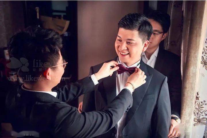 让人看着有一点动心~新郎&新房给父母的first look父母忙碌/装扮的