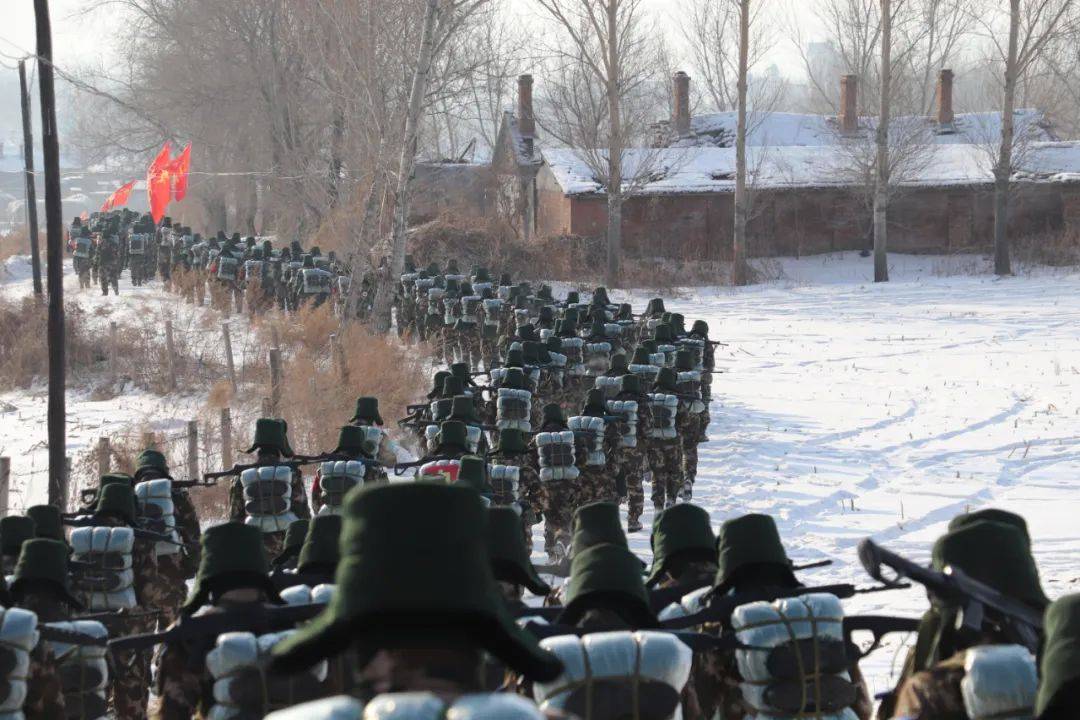 燃爆直击新兵们的第一次野营拉练