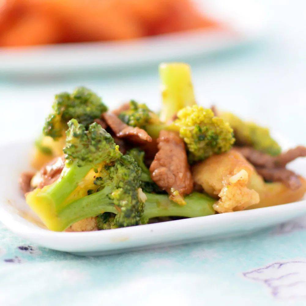 芹菜炒粉 双花炒肉片早葱花发面饼 咸菜炒豆芽餐柚子 香蕉加学生奶