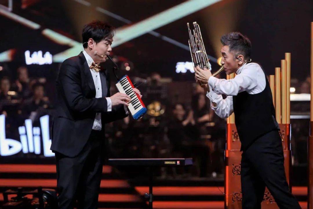 再如,由晚会音乐总监赵兆,民乐演奏家吴彤以及百人交响乐团的《万物笙