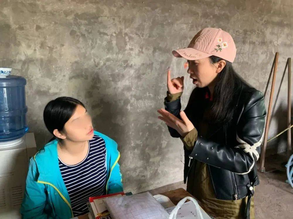 早在2014年底肖敏就组织老师们开展调查全区3-15岁三百多名残障儿童