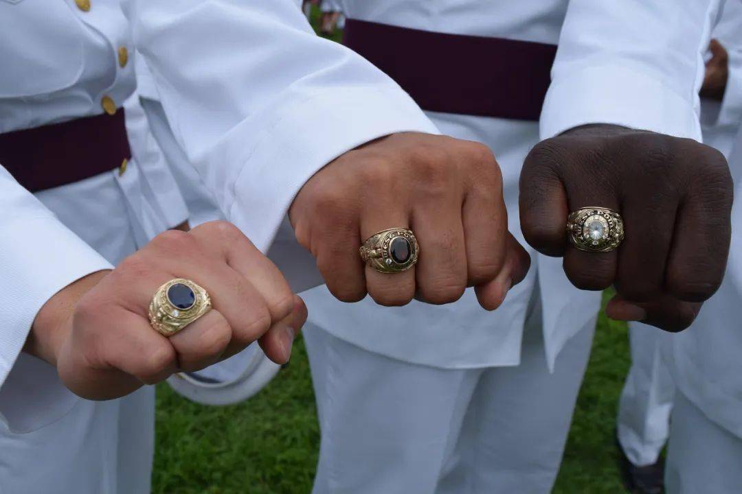 西点军校的纪念戒指:南卡军事学院的戒指雕塑:一般军校的戒指形状大体