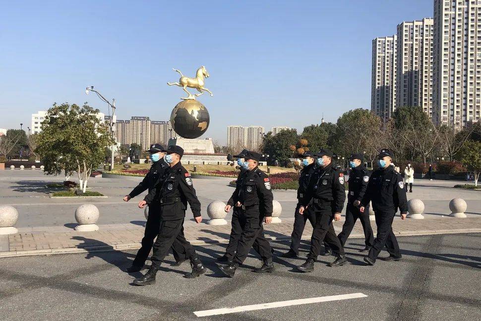 交警大队城西中队辅警赵天辉 巡逻经过振东西路"发现这个地方路面