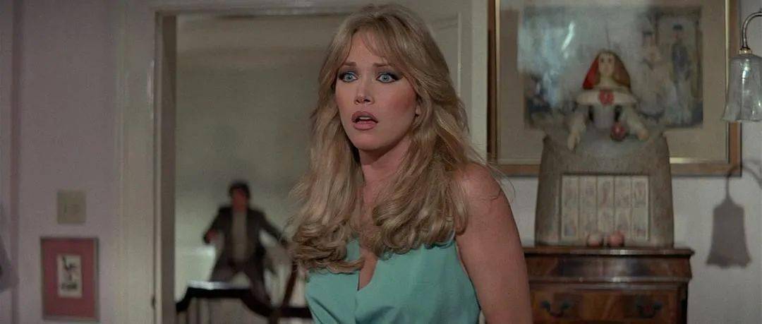 一路走好65岁著名邦女郎遛狗后突然晕倒离世曾为照顾重病丈夫息影