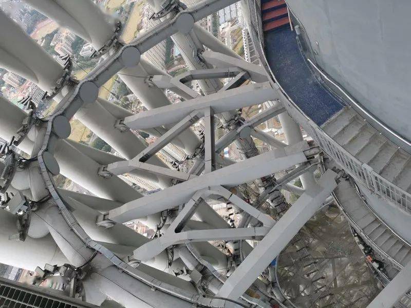 在这里被利用起来 步道外观金属感十足, 与广州塔原有圆环结构, 形成