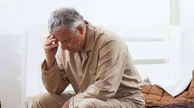 老年人长期睡不好对健康有害,这些影响老人睡眠的诱因要注意!