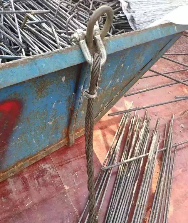 施工员测量被塔吊料斗砸死!又是u型卡!一直容易被忽视,但出事就是大事