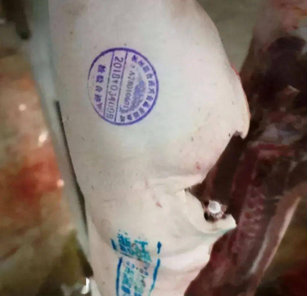 经过检疫部门检疫合格,会给猪肉盖上圆形印章,上面写的是"检验合格"