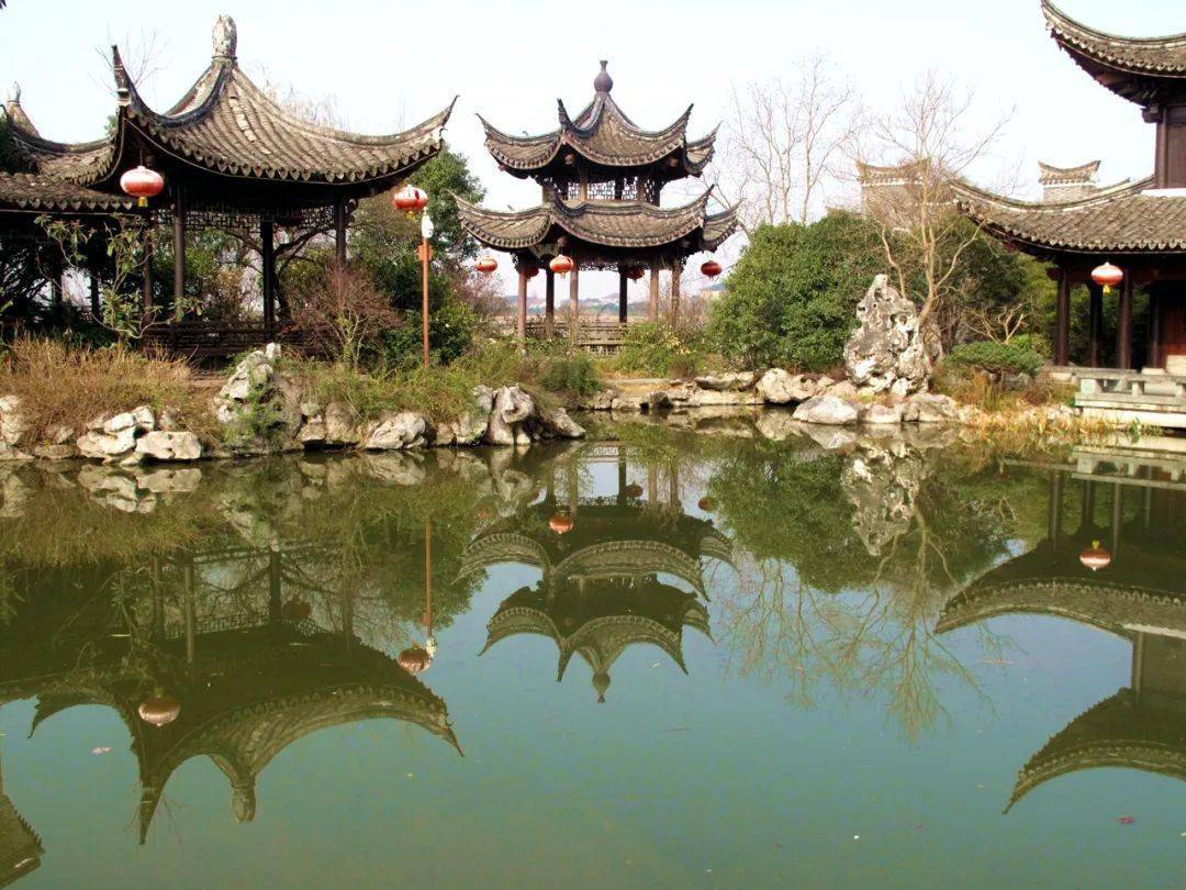 梁祝公园倒影如画