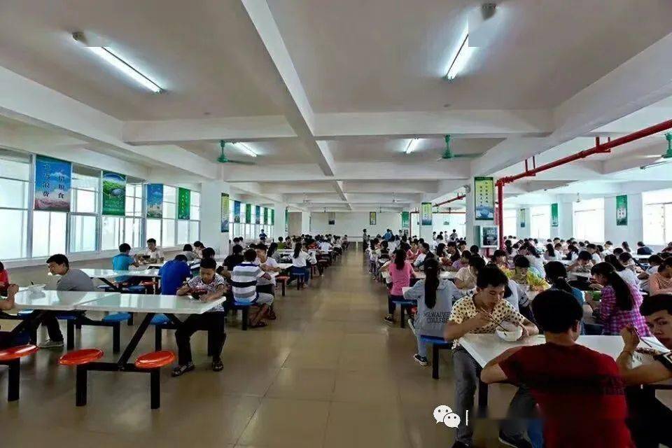 隆林二中的现代化风采,你还记得曾经的二中吗?