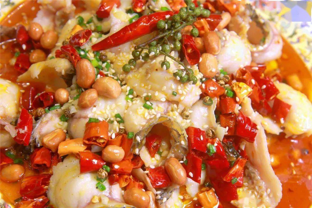 当鲜嫩的鱼片碰到热辣的藤椒,当入口即化的绵软搭配酥麻椒辣,那股麻