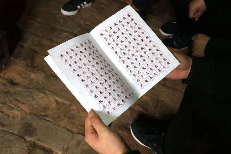 王润峰今年上初三,克服病疼,坚持学习.他的钢笔书法受到了大家的称赞.