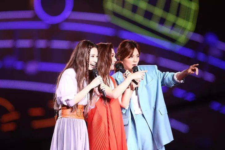 跨年晚会上的爷青回都是千禧年娱乐圈给的