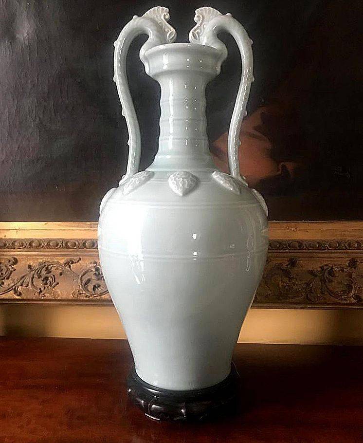 雍正时期青瓷花瓶高价拍出 配罕见双龙手柄