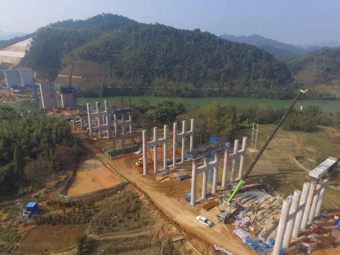 走进龙下乡龙下村灌燕大广高速施工现场,只见一排排耸立的桥墩,旁边3