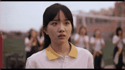 比如高三时,剧中李一桐饰演的陆可有了喜欢的人,金