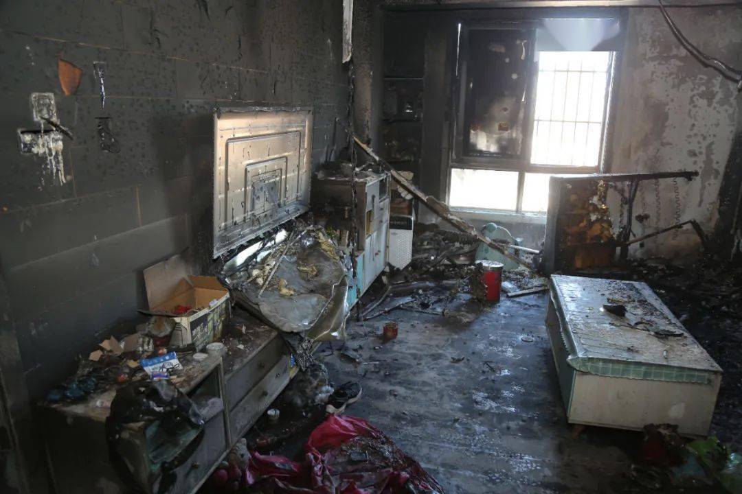 居民家中突发大火疑是在客厅使用了它