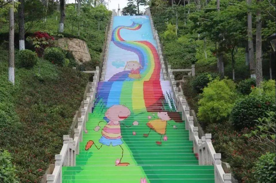 彩绘云梯亮相美翻游人网红公园景点等你来逛