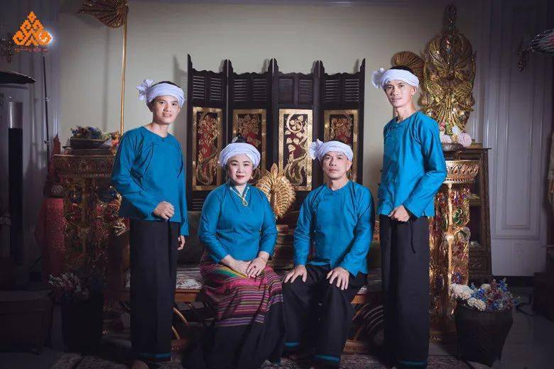 家是魂牵梦绕的爱巢傣族传统服饰全家福