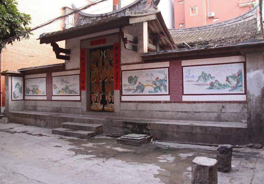 从周堂继周堂布局为单进一天井式,敞开厅堂,前有围墙.