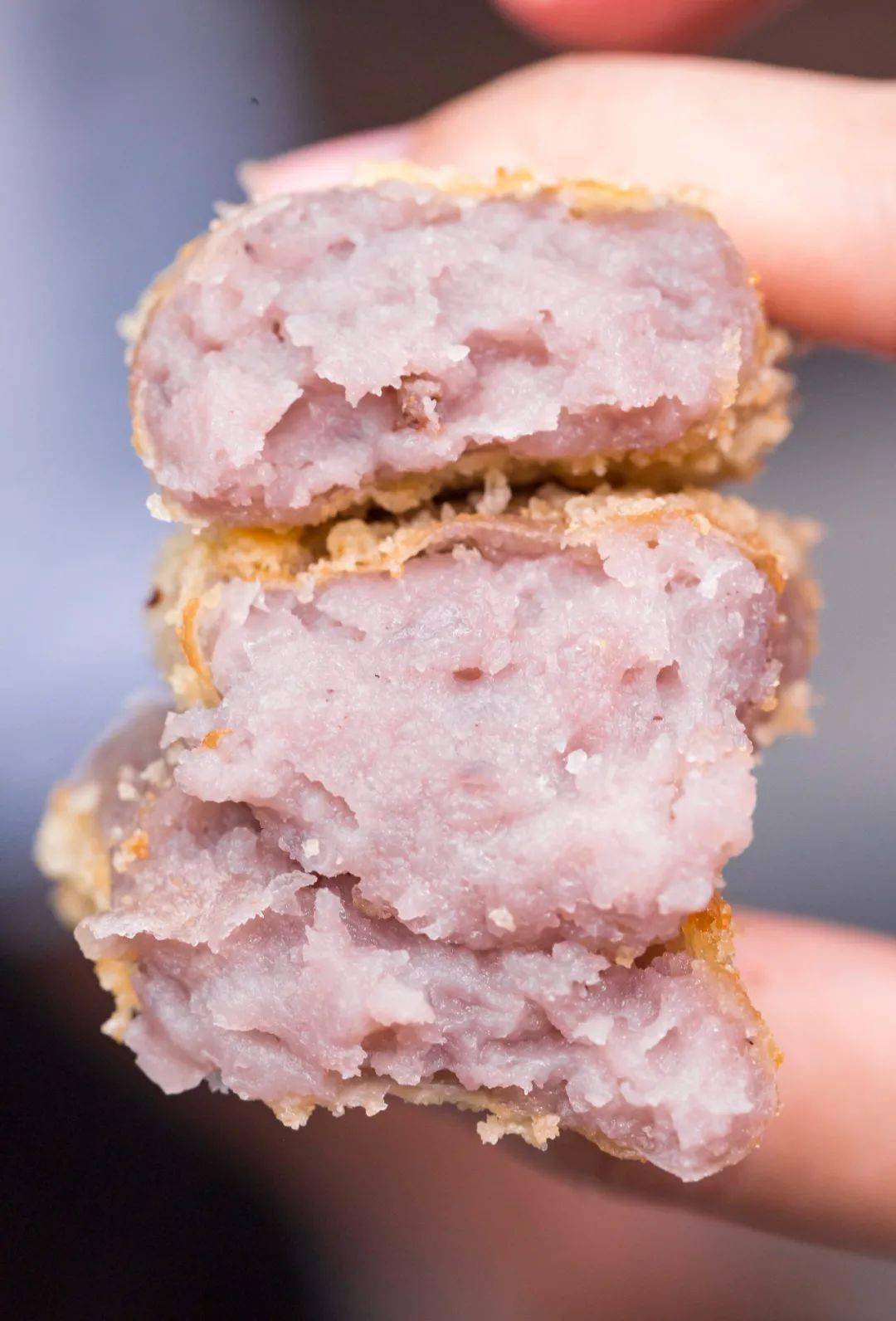 长长胖胖的身体里包裹着满满的芋泥软软糯糯,酥脆细腻这间店开了十几