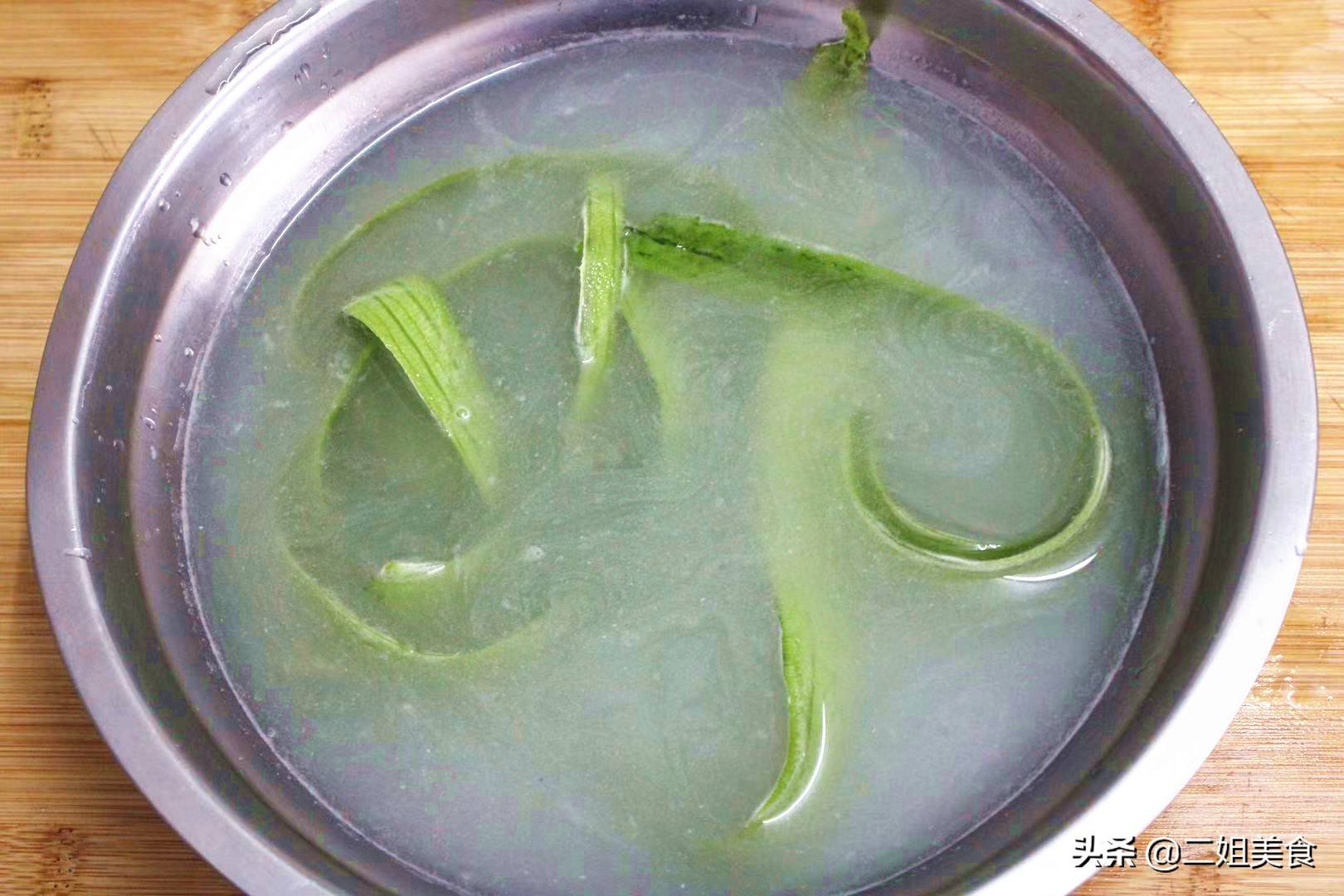 接下来我们将丝瓜淘米水喷洒到花草上面,就能起到很好的滋养花草的